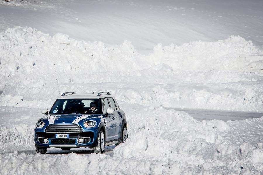  Mini Cooper D Countryman ALL4 (F60) 2017 года  (WW) (фото 17 из 20)
